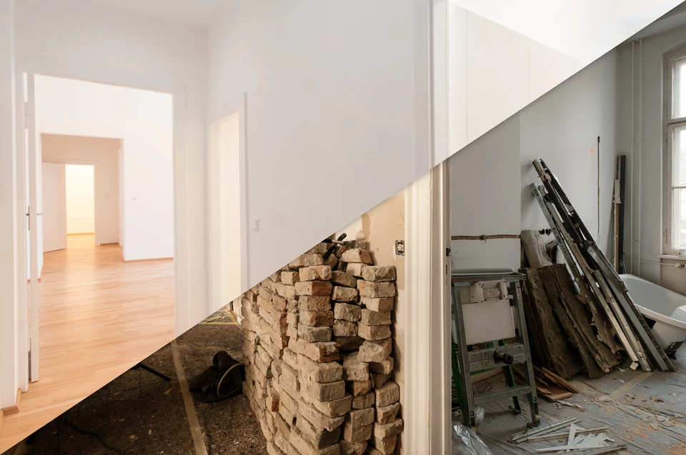 Intérieur d'appartement en cours de rénovation avec zone habitable terminée aux parquets clairs et murs blancs, contrastant avec espace de travail sous escalier
