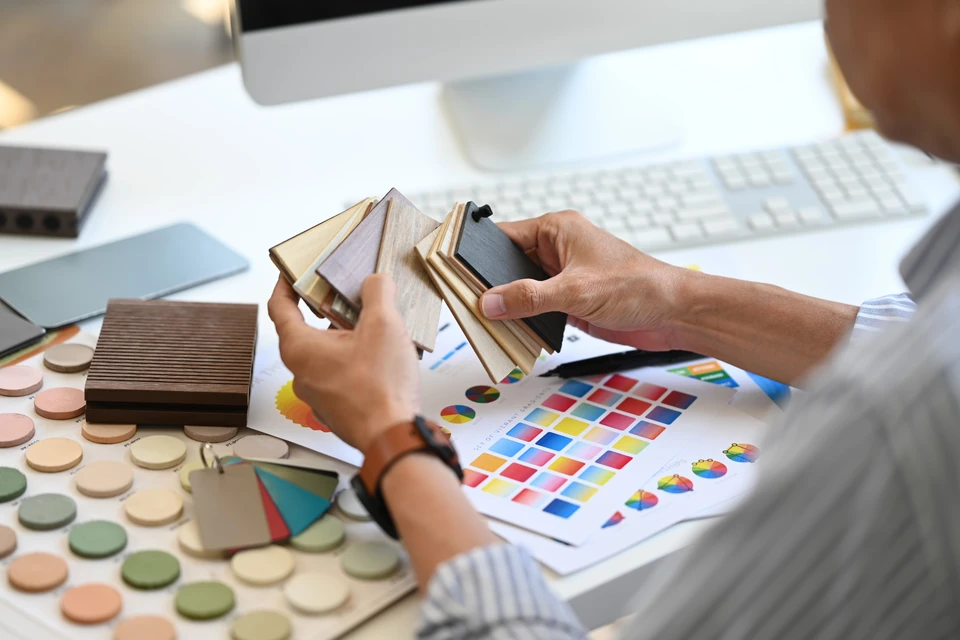 Vue d'ensemble des mains des designers pendant la discussion et le choix de la couleur pour l'intérieur