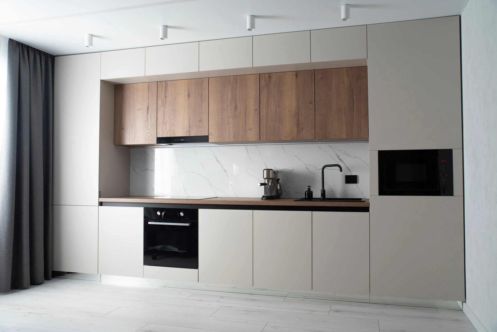 Cuisine moderne intégrée dans un espace de vie contemporain avec îlot central