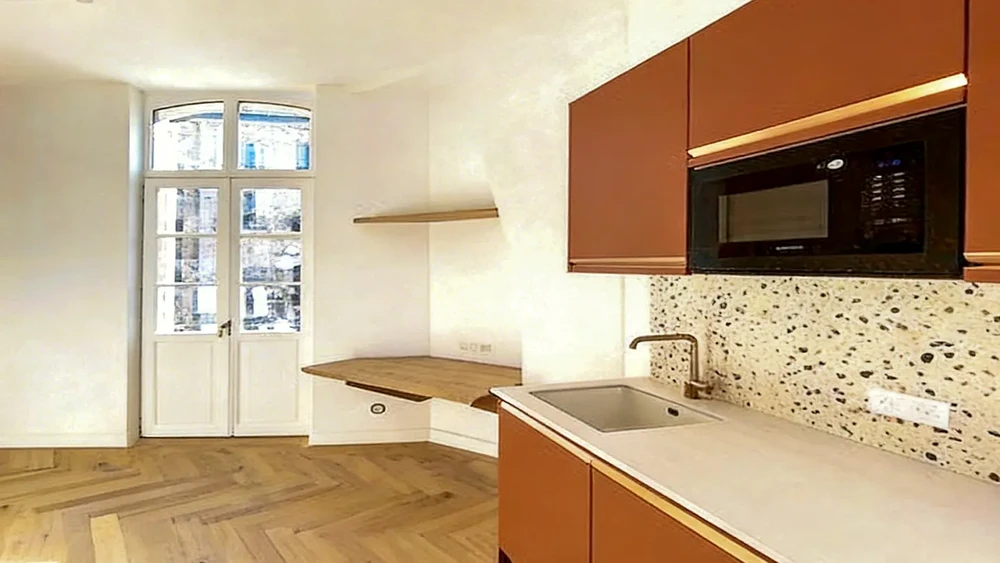 Cuisine ouverte rénovée, style contemporain, mobilier terracotta mat