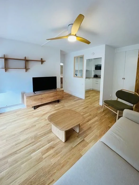 Salon moderne et lumineux avec parquet en chêne clair