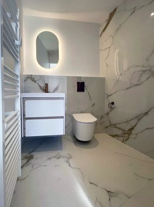 Salle de bain moderne et épurée, sans personnage