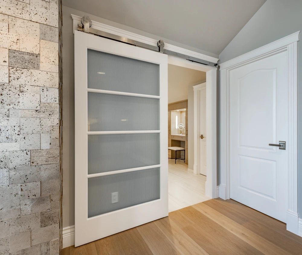 Concepteur d'intérieur expérimenté tenant des échantillons de couleurs travaillant sur un nouveau projet de conception au bureau