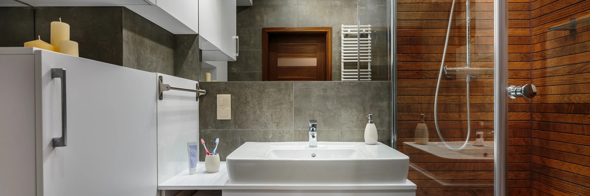 Scène intérieure de salle de bain avec robinetterie chromée moderne en fonctionnement, eau coulant dans baignoire blanche