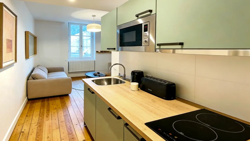 Cuisine moderne avec mobilier en bois naturel et électroménager intégré