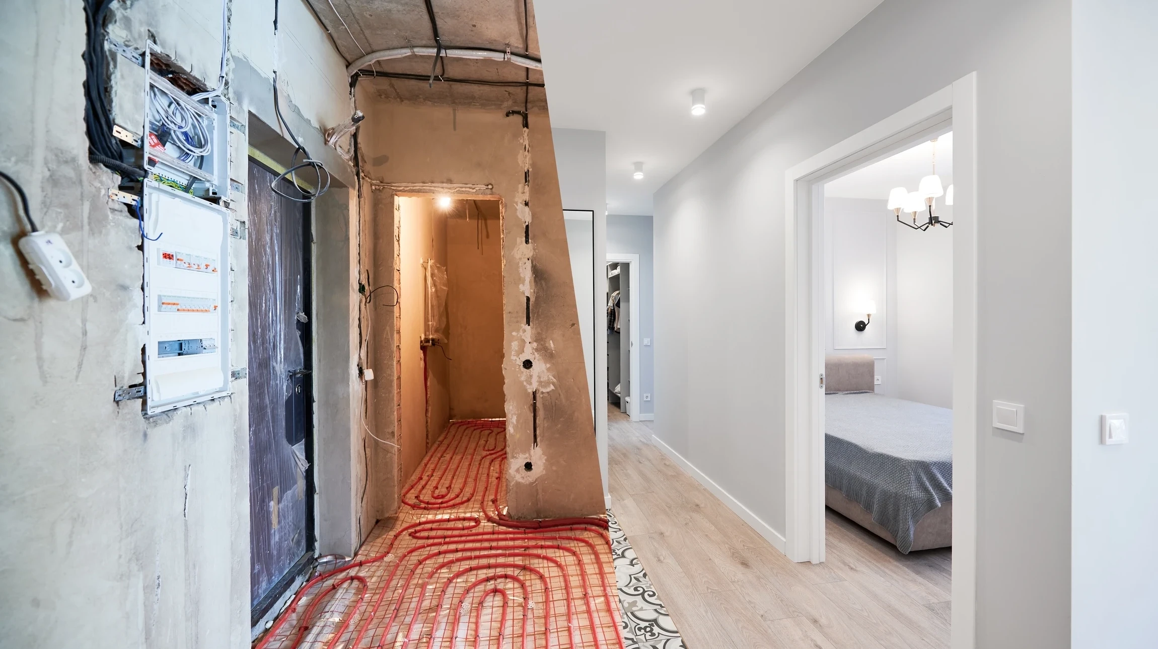 Un carreleur professionnel installe du carrelage blanc sur un sol intérieur
