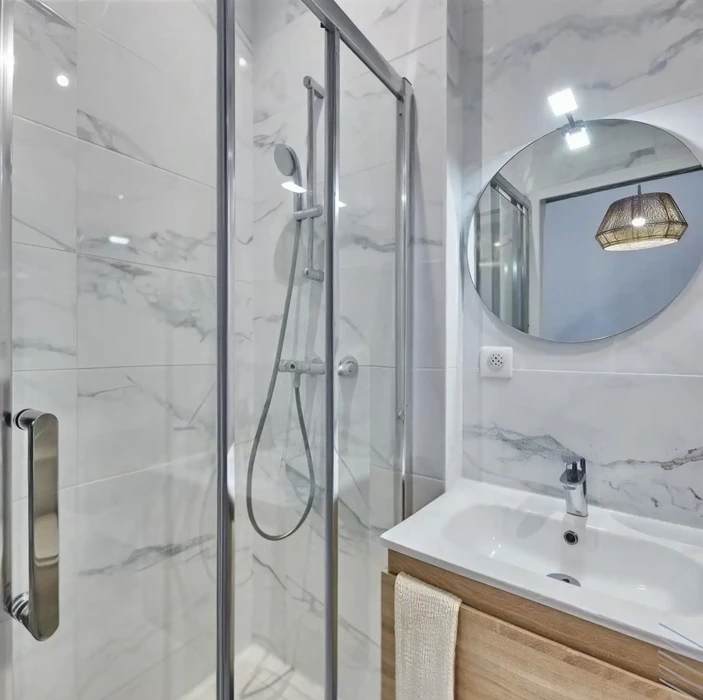 Salle de bain moderne et épurée, sans personnage
